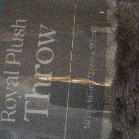 Comfort Bay Royal Plush Throw. 💕 Super Soft Nwot. Size 50x60 inches - Picture 3 of 4